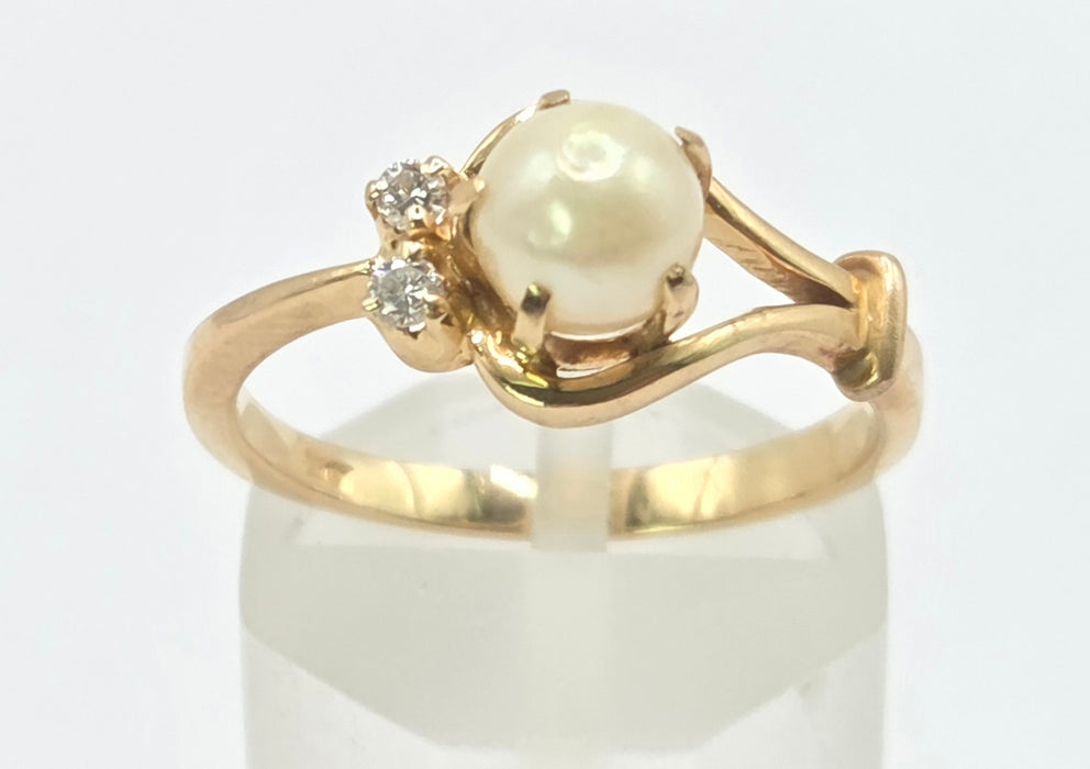 3254 Vintage: 18ct Yellow Gold Pearl & Diamond Ring