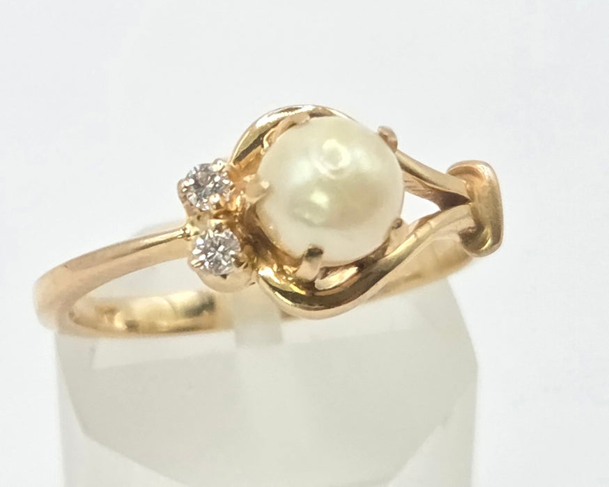 3254 Vintage: 18ct Yellow Gold Pearl & Diamond Ring