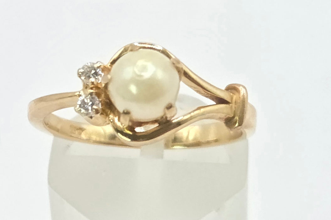 3254 Vintage: 18ct Yellow Gold Pearl & Diamond Ring