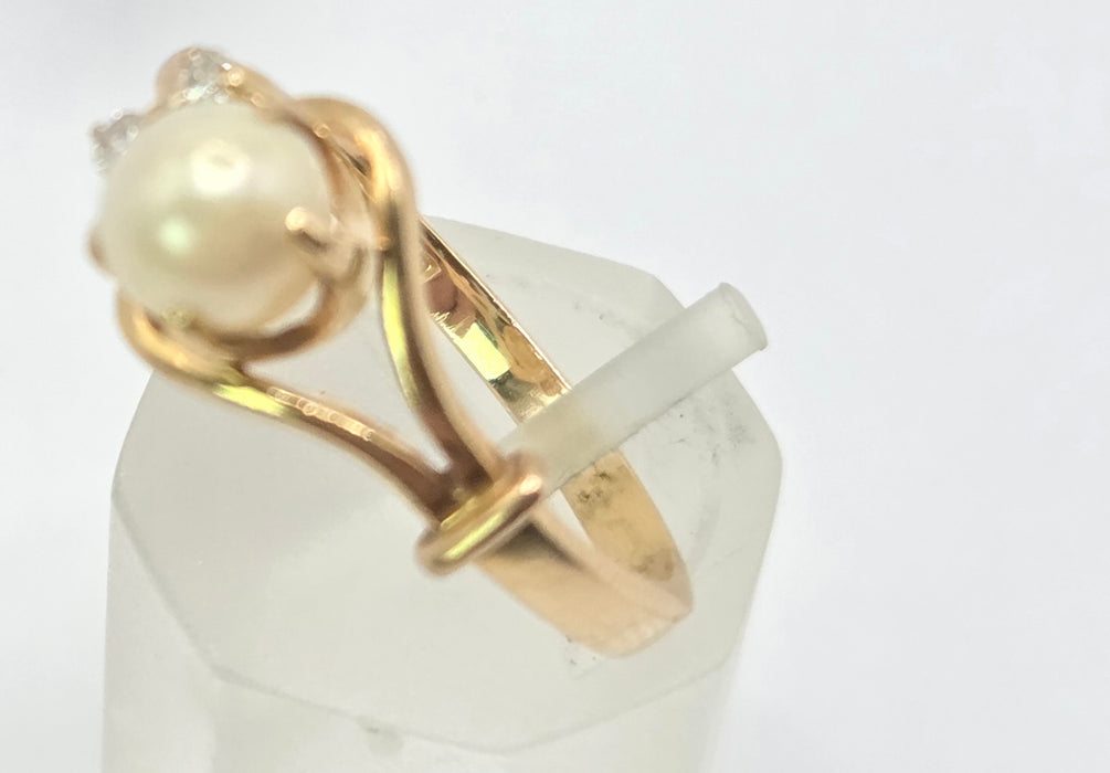 3254 Vintage: 18ct Yellow Gold Pearl & Diamond Ring