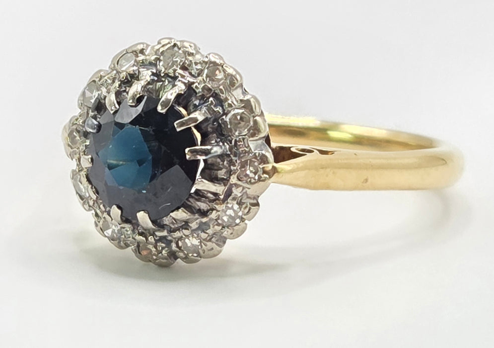 3255 Vintage: 18ct Yellow Gold Australian Sapphire & Diamond Flowerhead Cluster Ring
