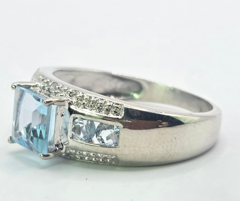 6554 Vintage: 9ct White Gold Blue Topaz & Diamond Five-Stone Ring