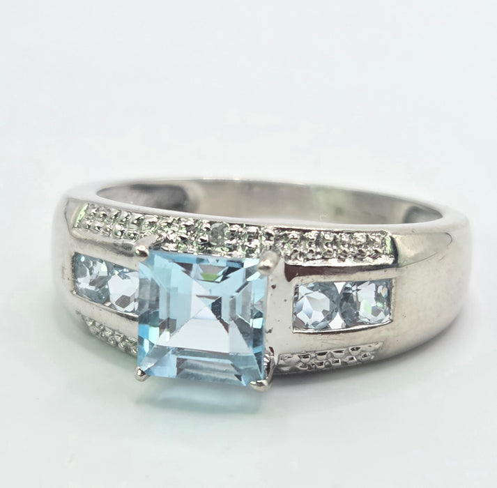 6554 Vintage: 9ct White Gold Blue Topaz & Diamond Five-Stone Ring