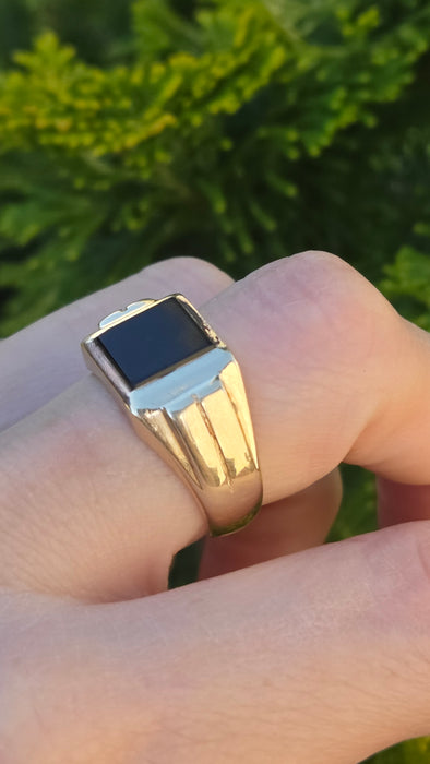 3126 Vintage: 9ct Yellow Gold Black Onyx Signet Ring
