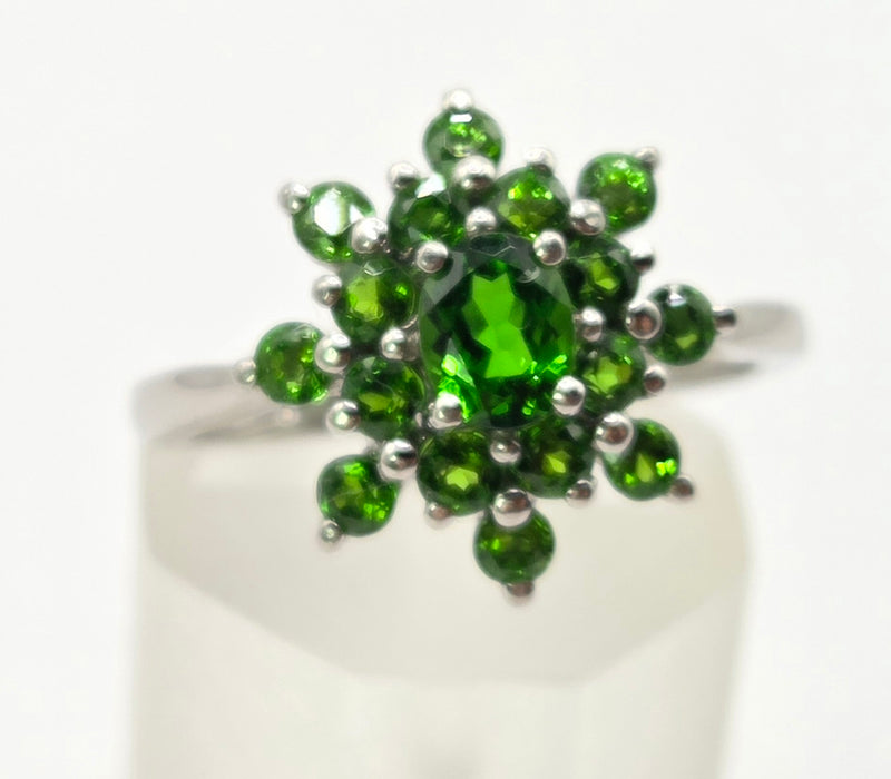 3206 Vintage: 9ct White Gold Green Diopside Flower Cluster Ring