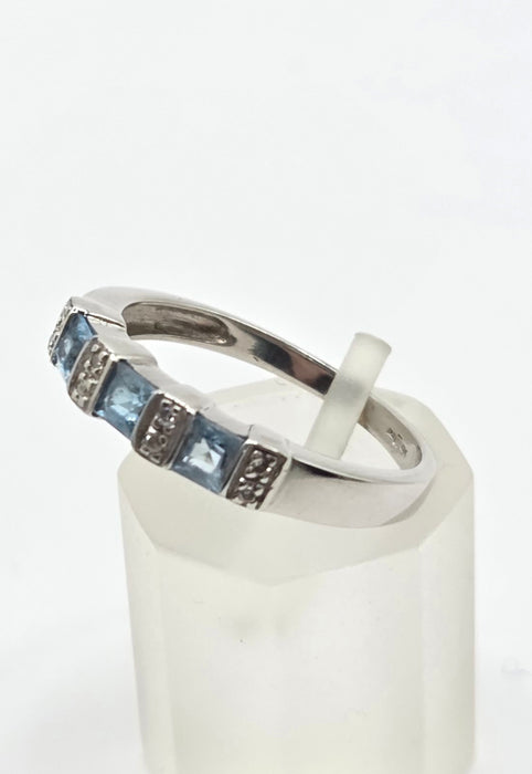 3134 Vintage: 9ct White Gold Blue Topaz & Diamond Dress Ring