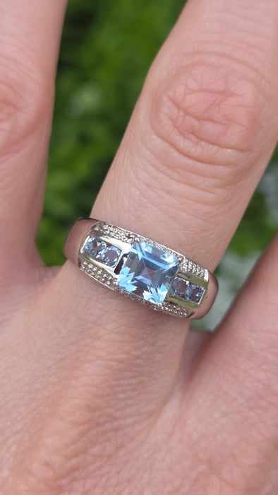 6554 Vintage: 9ct White Gold Blue Topaz & Diamond Five-Stone Ring