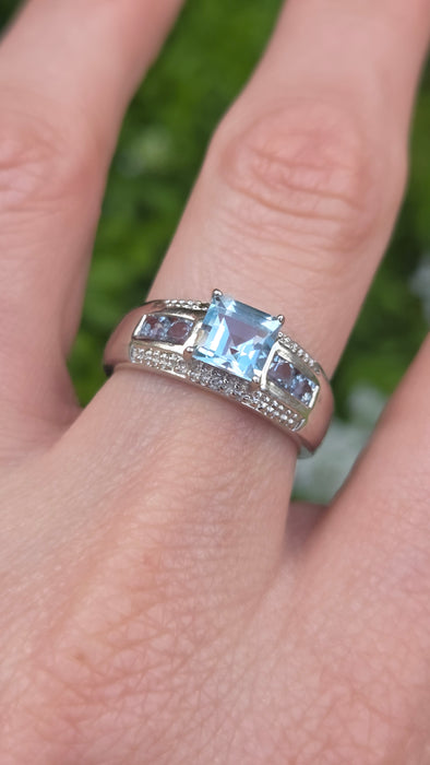 6554 Vintage: 9ct White Gold Blue Topaz & Diamond Five-Stone Ring