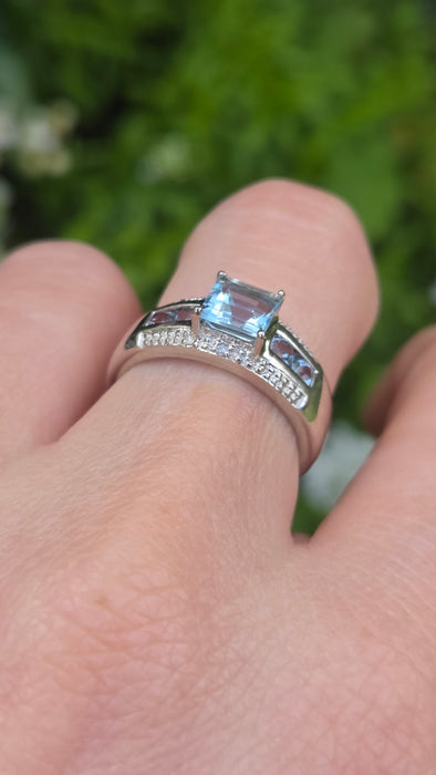 6554 Vintage: 9ct White Gold Blue Topaz & Diamond Five-Stone Ring