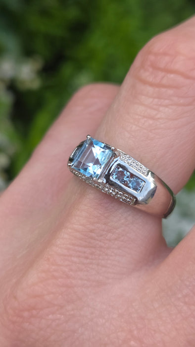 6554 Vintage: 9ct White Gold Blue Topaz & Diamond Five-Stone Ring