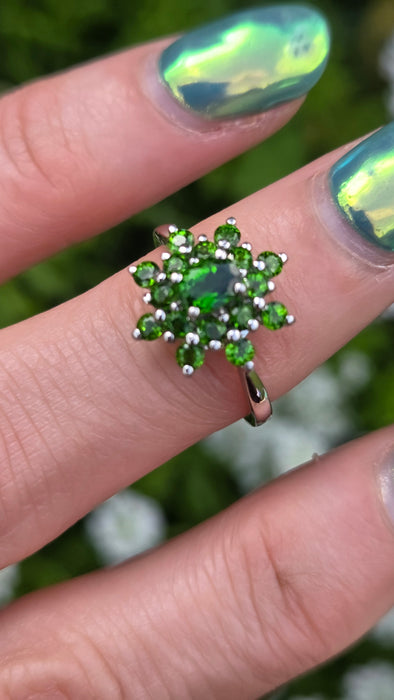 3206 Vintage: 9ct White Gold Green Diopside Flower Cluster Ring