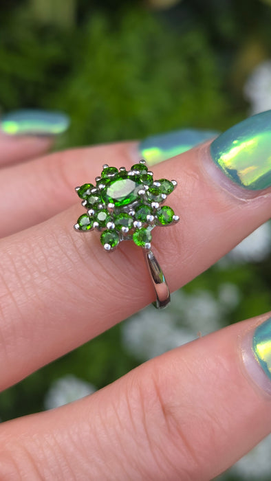 3206 Vintage: 9ct White Gold Green Diopside Flower Cluster Ring
