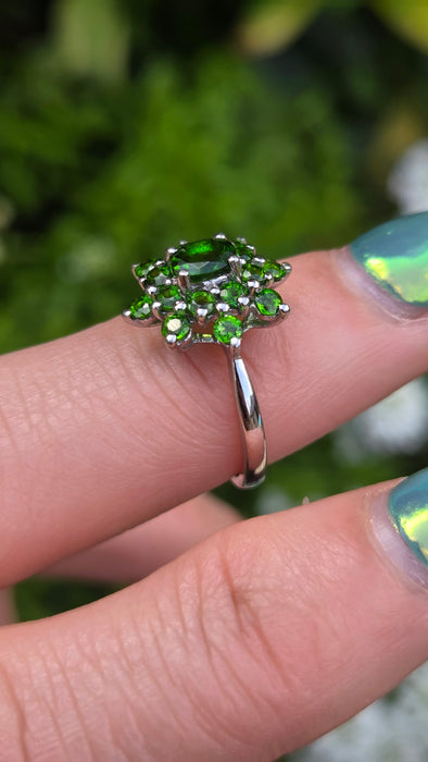 3206 Vintage: 9ct White Gold Green Diopside Flower Cluster Ring