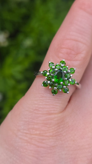 3206 Vintage: 9ct White Gold Green Diopside Flower Cluster Ring