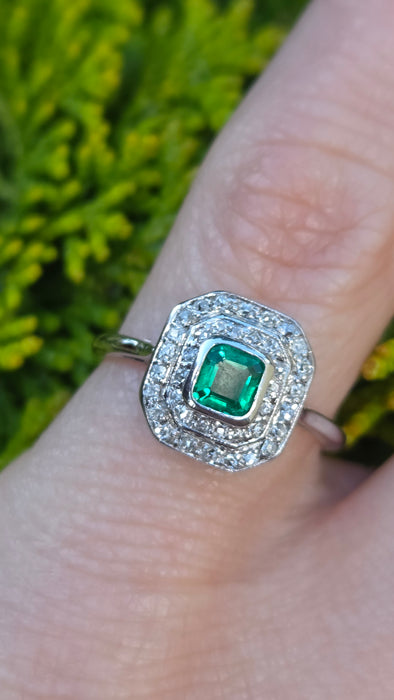 3247 Vintage: 18ct White Gold Colombian Emerald & Diamond Art Deco Style Cluster Ring