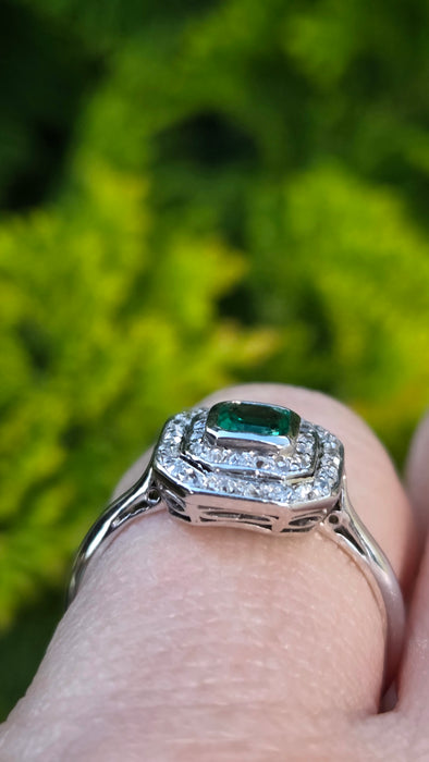 3247 Vintage: 18ct White Gold Colombian Emerald & Diamond Art Deco Style Cluster Ring