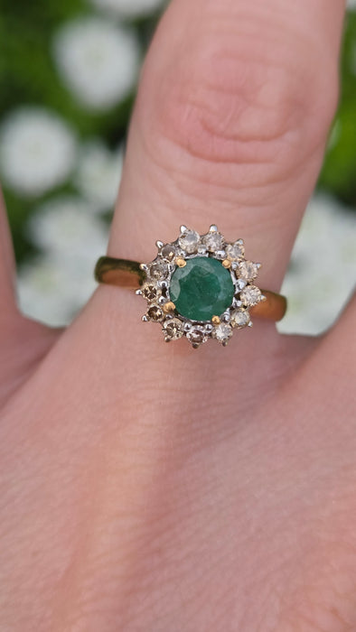 6520 Vintage: 18ct Yellow Gold Emerald & Diamond Round Cluster Ring