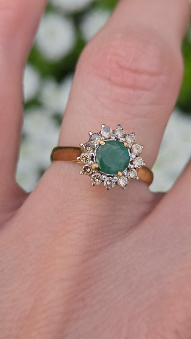 6520 Vintage: 18ct Yellow Gold Emerald & Diamond Round Cluster Ring