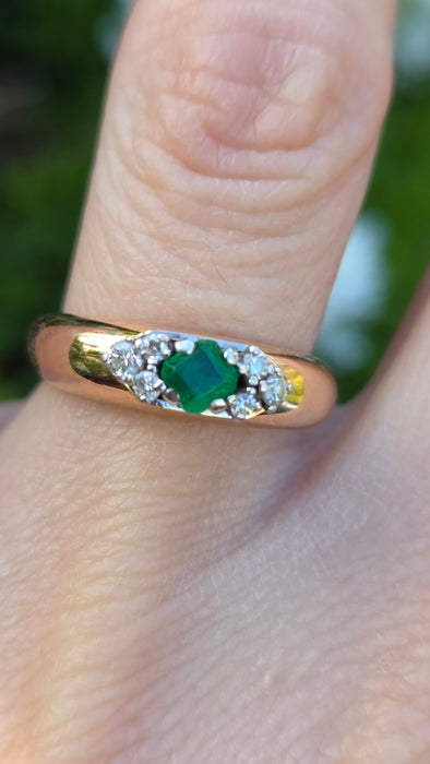 2078 Vintage: 18ct Yellow Gold Emerald & Diamond Seven Stone Dress Ring