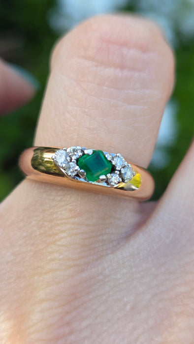 2078 Vintage: 18ct Yellow Gold Emerald & Diamond Seven Stone Dress Ring