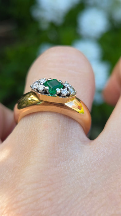 2078 Vintage: 18ct Yellow Gold Emerald & Diamond Seven Stone Dress Ring