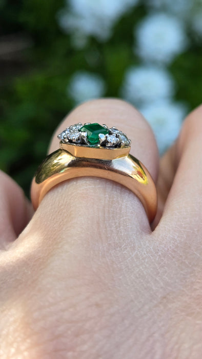 2078 Vintage: 18ct Yellow Gold Emerald & Diamond Seven Stone Dress Ring