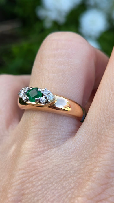 2078 Vintage: 18ct Yellow Gold Emerald & Diamond Seven Stone Dress Ring