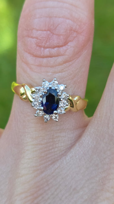 6525 Vintage: 18ct Yellow Gold Sapphire & Diamond Oval Cluster Ring