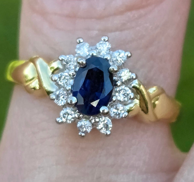 6525 Vintage: 18ct Yellow Gold Sapphire & Diamond Oval Cluster Ring