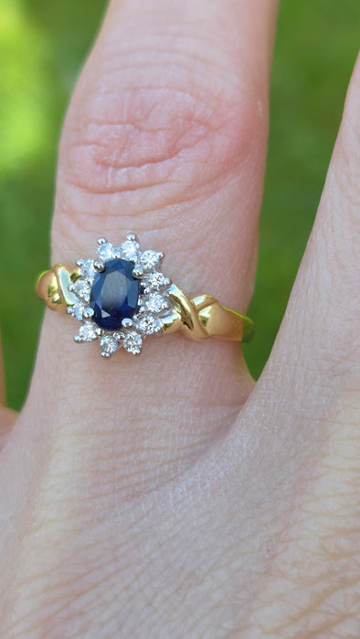 6525 Vintage: 18ct Yellow Gold Sapphire & Diamond Oval Cluster Ring