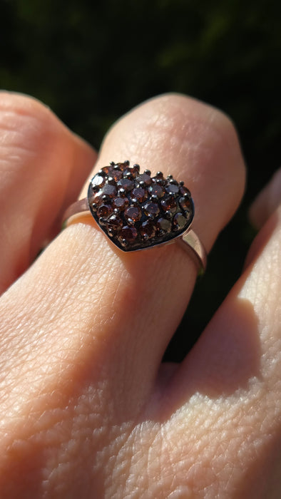 6103 Vintage: 9ct White Gold Red Diamond Heart Cluster Ring
