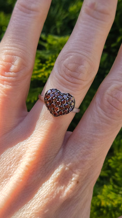6103 Vintage: 9ct White Gold Red Diamond Heart Cluster Ring