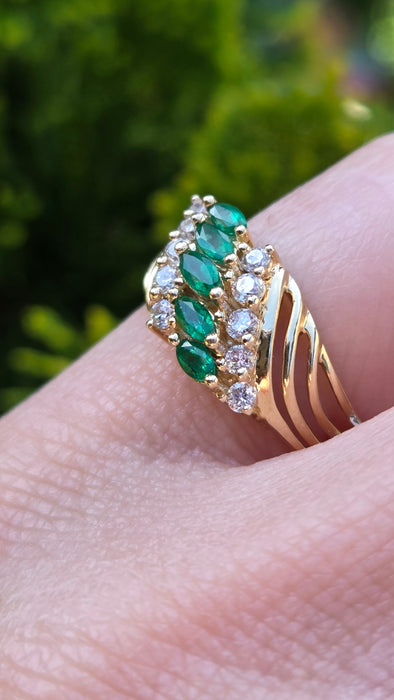 6252 Vintage: 14ct Yellow Gold Emerald & Diamond Cluster Ring