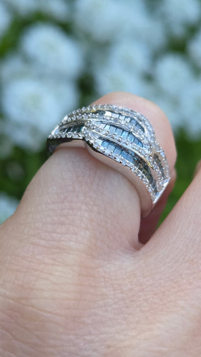 3252 Vintage: 9ct White Gold Blue & White Diamond Cluster Ring
