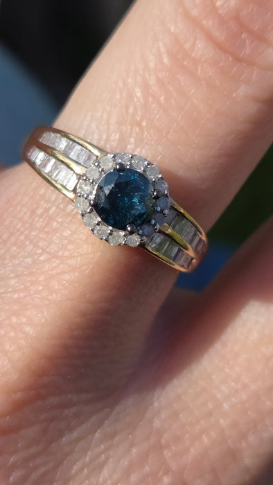 3261 Vintage: 9ct Yellow Gold Blue & White Diamond Halo Cluster Ring