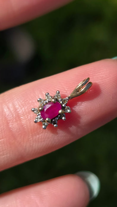 3041 Vintage: 9ct Yellow Gold Ruby & Diamond Cluster Pendant