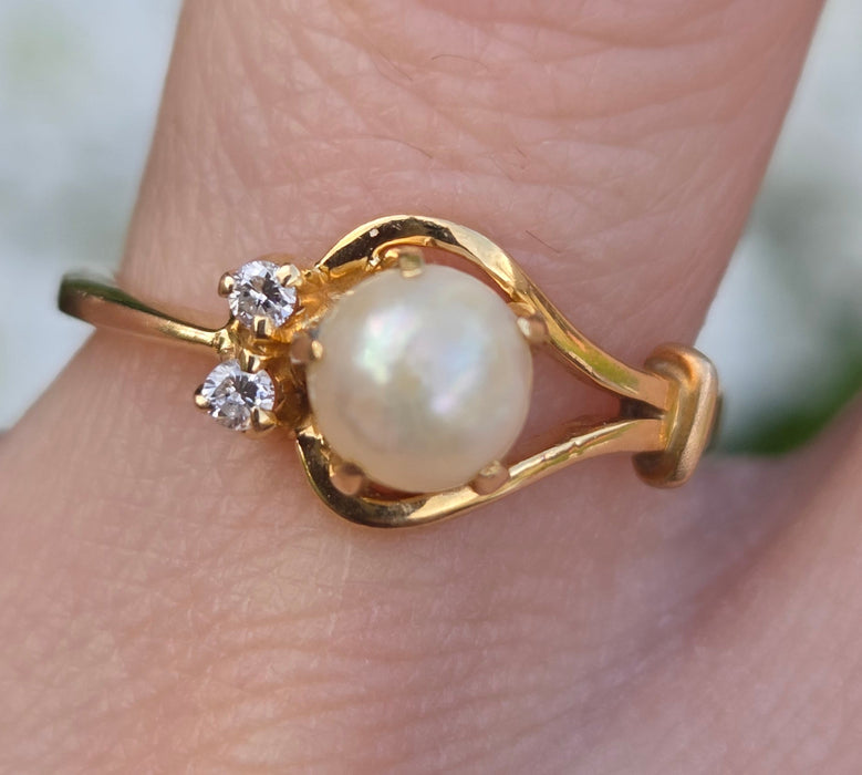 3254 Vintage: 18ct Yellow Gold Pearl & Diamond Ring