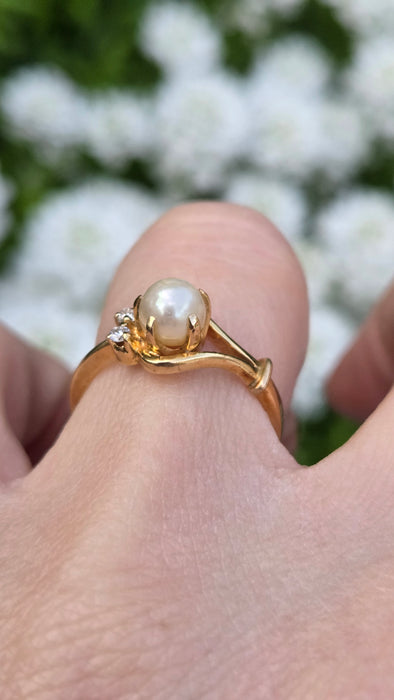 3254 Vintage: 18ct Yellow Gold Pearl & Diamond Ring