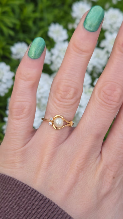 3254 Vintage: 18ct Yellow Gold Pearl & Diamond Ring