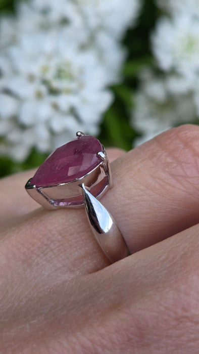 6165 Vintage: 9ct White Gold Pink Sapphire Solitaire Ring