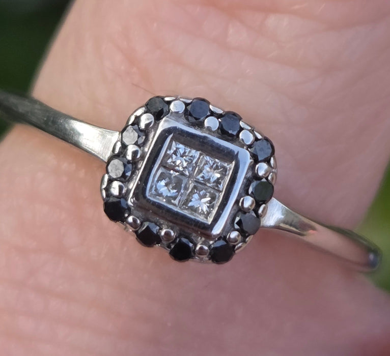 6543 Vintage: 9ct White Gold Black & White Diamond Cluster Ring