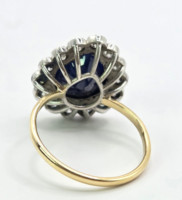 Vintage: 18ct Gold 5.85ct Blue Sapphire & 1.40ct Diamond Cluster Ring