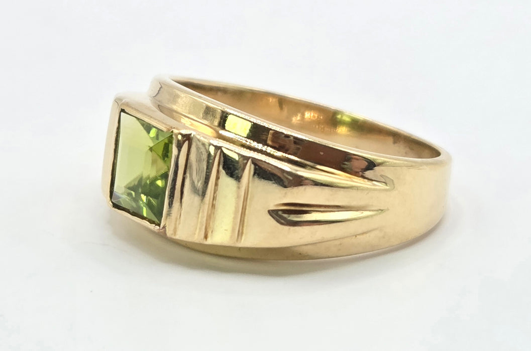 Vintage: 9ct Yellow Gold Peridot Square Step Ring