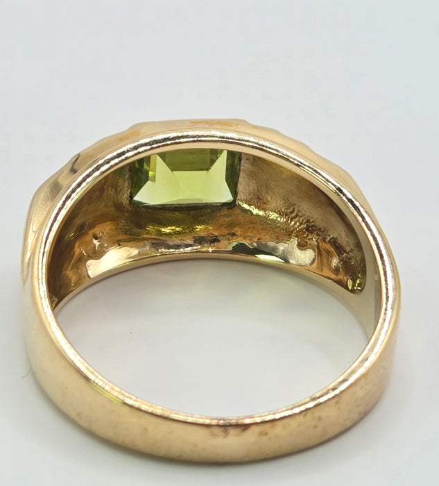 Vintage: 9ct Yellow Gold Peridot Square Step Ring