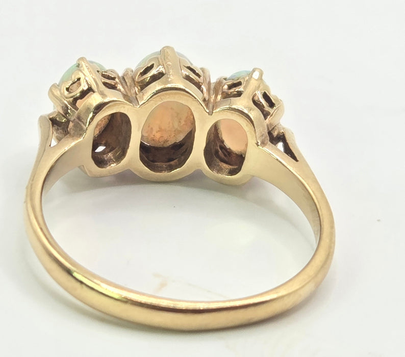 Vintage: 9ct Yellow Gold Opal Trilogy Ring