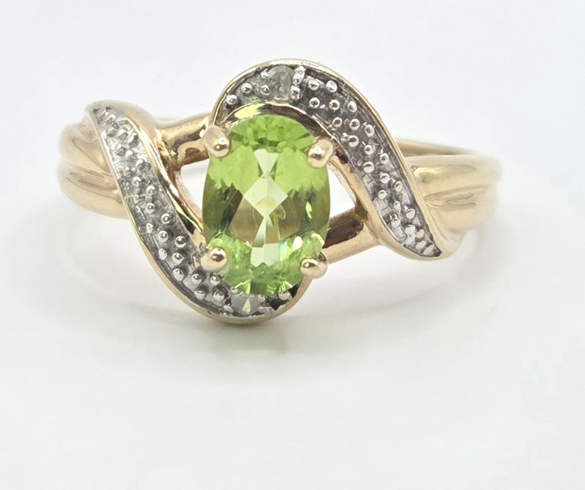 Vintage: 9ct Yellow Gold Peridot & Diamond Bypass Ring