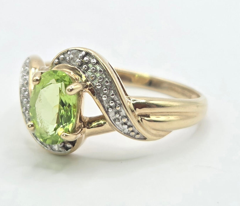 Vintage: 9ct Yellow Gold Peridot & Diamond Bypass Ring
