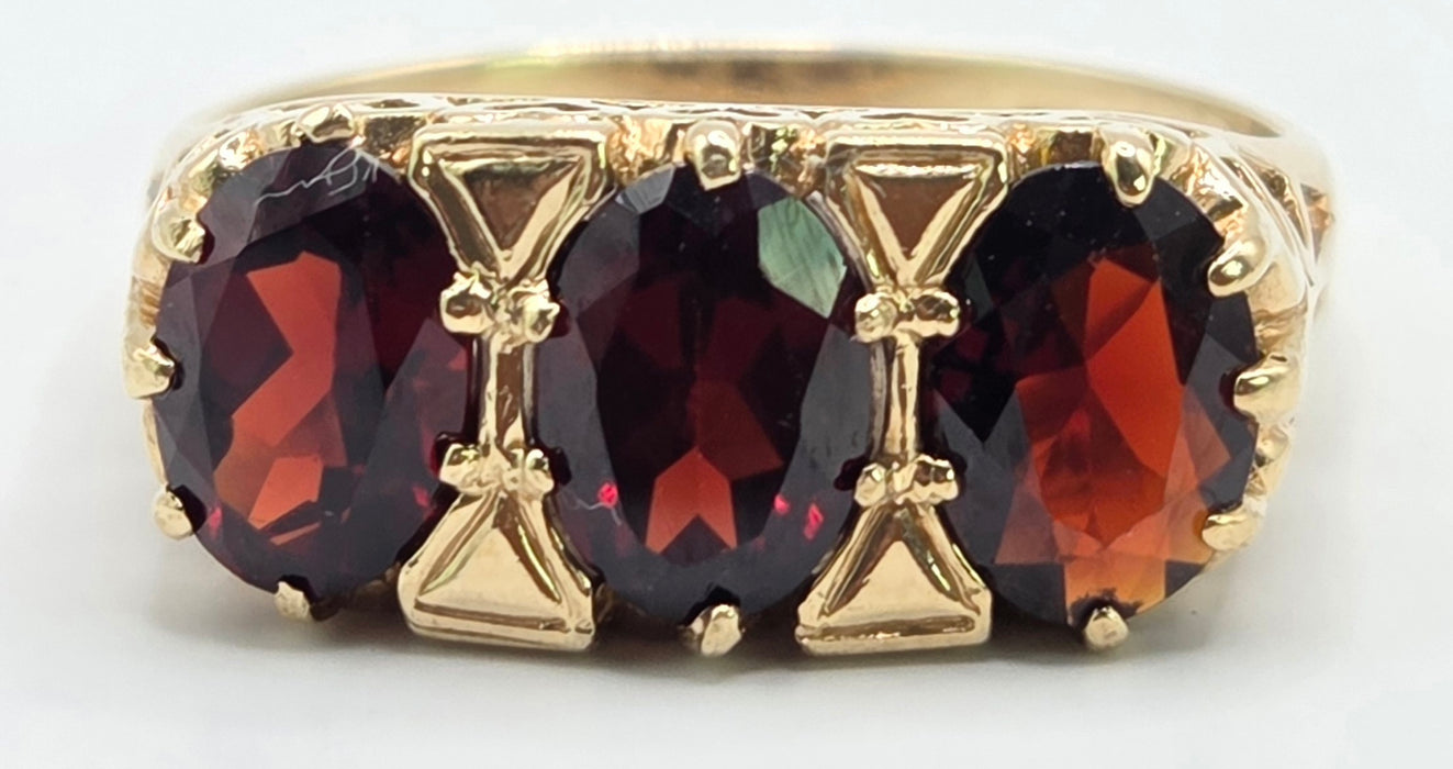 Vintage: 9ct Yellow Gold Garnet Three Stone Ring — From 1989