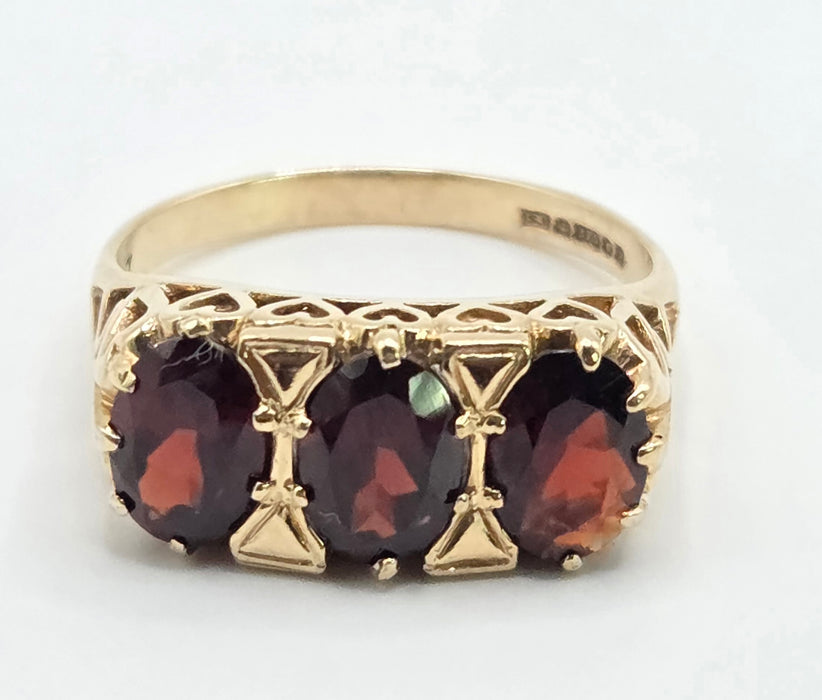 Vintage: 9ct Yellow Gold Garnet Three Stone Ring — From 1989