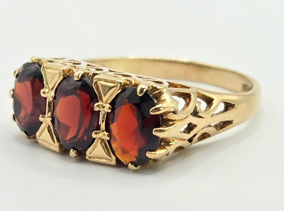 Vintage: 9ct Yellow Gold Garnet Three Stone Ring — From 1989